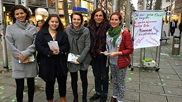 Überall grüne Punkte: Schülerinnen sorgen für Verwirrung auf der Königstraße