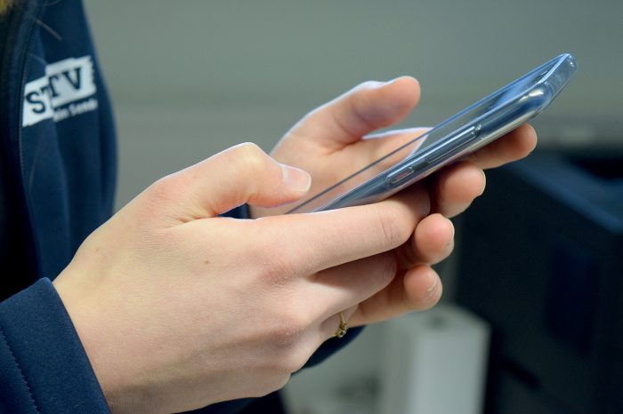 Beim Lernen: Handy ausschalten oder griffbereit halten?