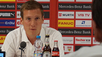VfB-Trainer Hannes Wolf bei PK vor Spiel gegen Energie Cottbus. Foto: STUGGI.TV/Rau