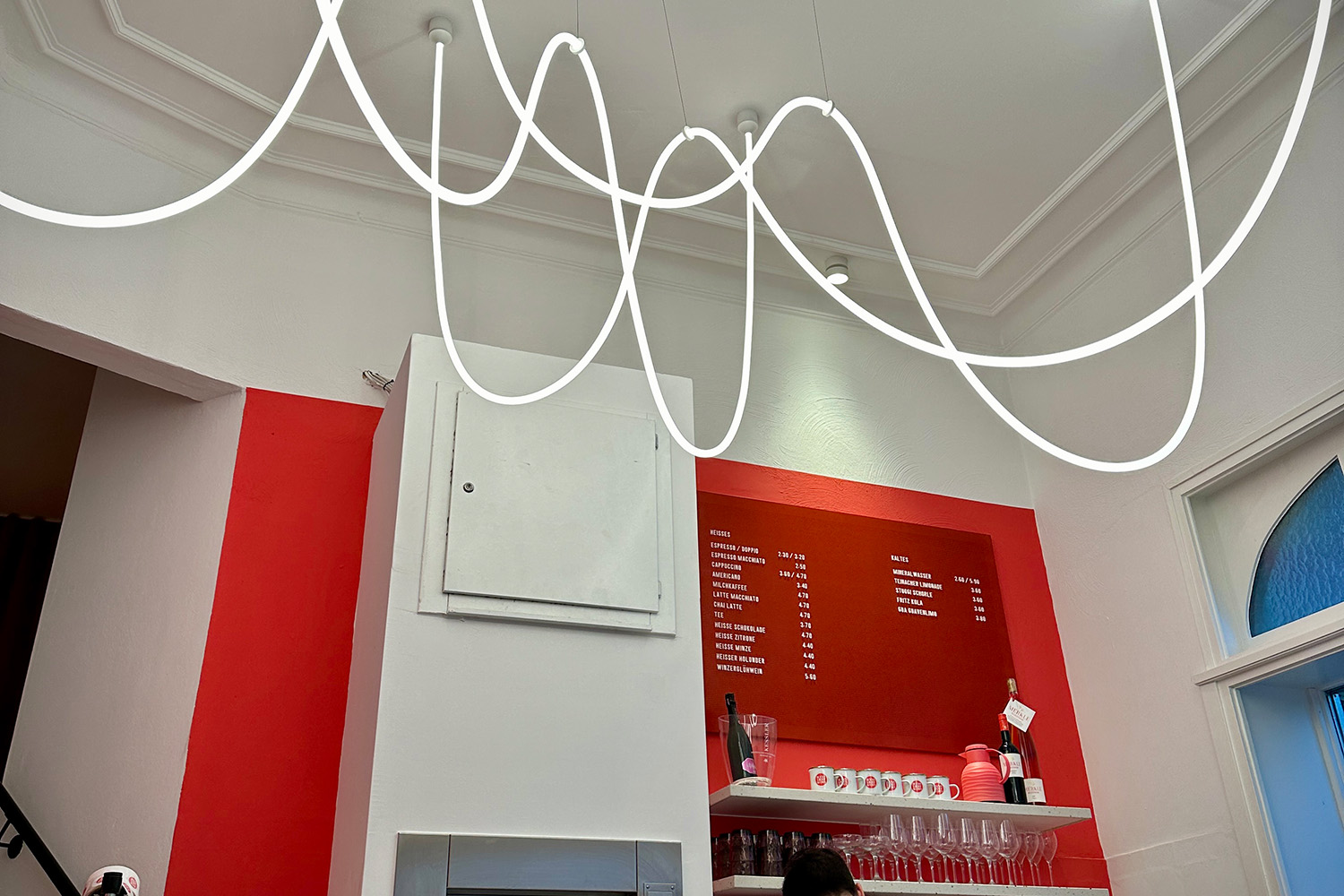 Das Farbkonzept rot-weiß zieht sich durch die Inneneinrichtung des Cafés. (Foto: STUGGI.TV)