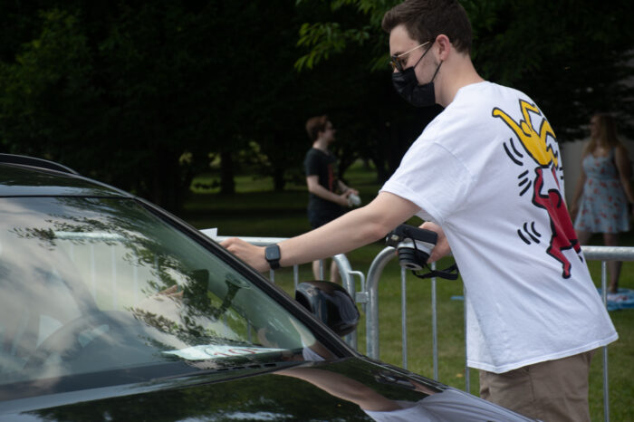 Zur Erinnerung bekamen die Absolventen ein Polaroid-Foto direkt mit auf den Weg.