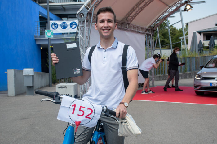 Egal ob mit dem Fahrrad oder im Auto: Die Absolventen bekamen eine persönliche Nummer mit Zeitslot zugeteilt.