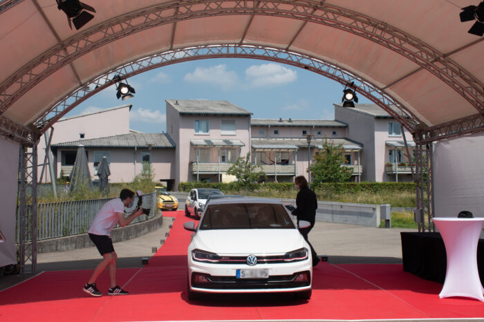 Auf dem roten Teppich werden die Zeugnisse vom Dekan höchstpersönlich überreicht.