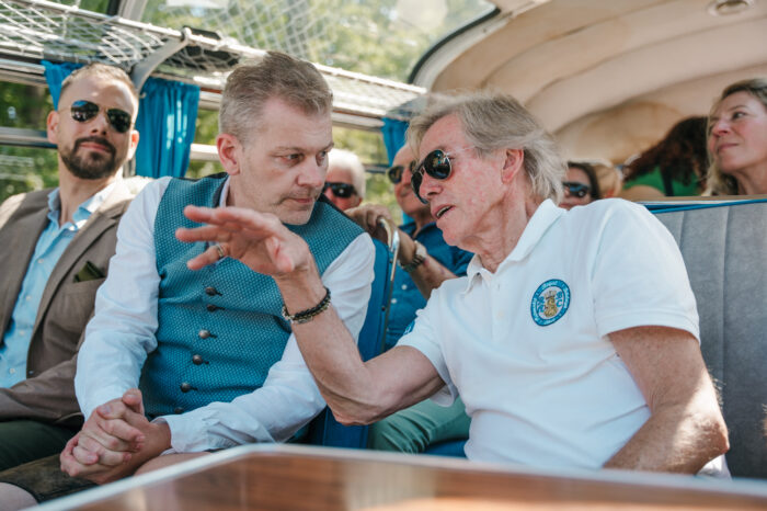 Historische Busfahrt: Sogar ein König ist mit an Bord