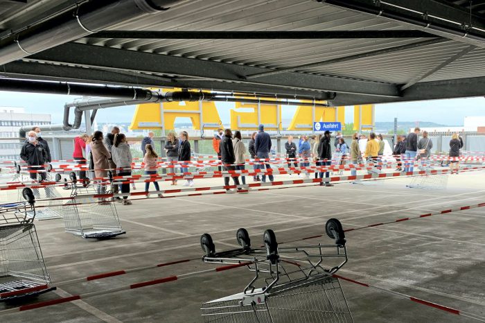 Ansturm nach Wiedereröffnung: Lange Schlangen bei Ikea in Sindelfingen