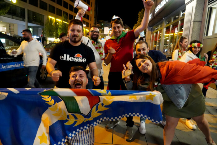 Fotogalerie: So wild feiern die Italien-Fans den EM-Triumph auf der Theo