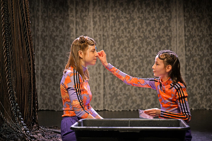 "Warum das Kind in der Polenta kocht": Neues Stück feiert Premiere im JES