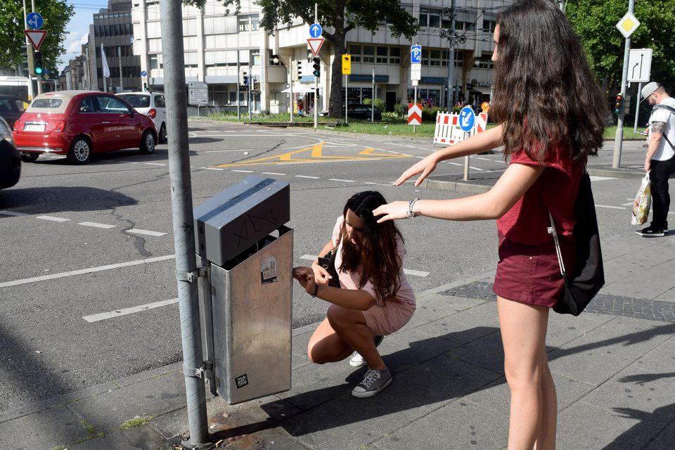 In Bad Cannstatt am Wilhelmsplatz gibt es dank dem Jugendrat bunte Mülleimer. Foto: STUGGI.TV/Muciqi