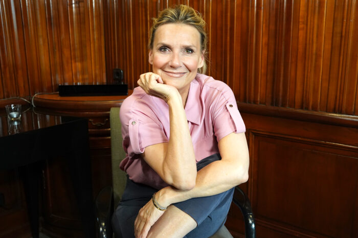 Spagat zwischen Gesang und Social Media: Entertainerin Kim Fisher im Interview