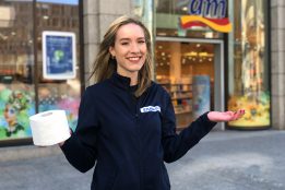 Die Jagd nach dem Klopapier: Reporterin Sarah Lorena Wiest hat noch eine Packung ergattert. Foto: STUGGI.TV