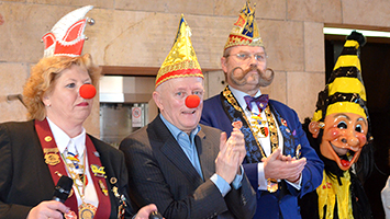 OB Fritz Kuhn feiert Fasching im Stuttgarter Rathaus