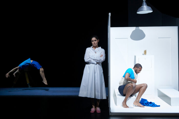 „Les Enfants Terribles“: Junge Turner und Gesangsprofis auf einer Bühne in Stuttgart