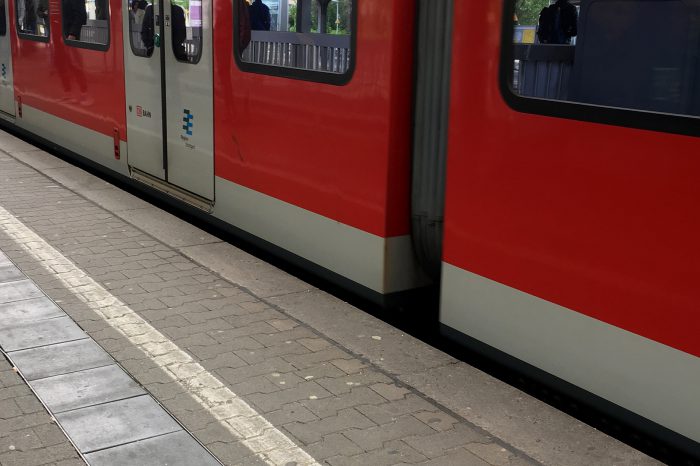 Leuchtende Bahnsteigkante in Bad Cannstatt sorgt für Irritationen
