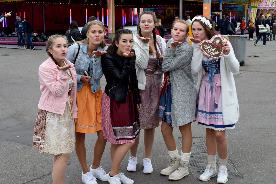 Besucher wünschen dem Cannstatter Volksfest alles Gute zum 200. Geburtstag auf dem Cannstatter Wasen. (Foto: STUGGI.TV)