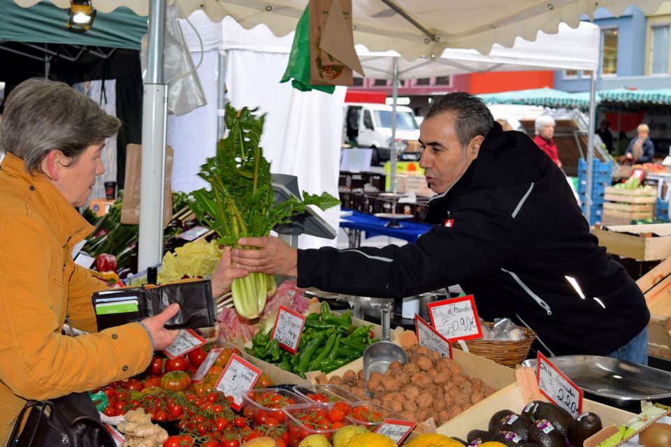 Hat der Stuttgarter Wochenmarkt Besuchermangel? Laut einiger Standbetreiber kommen wegen fehlender bzw. teuren Parkplätzen immer weniger Besucher auf den Markt. (Foto: STUGGI.TV/Kleine-Besten)