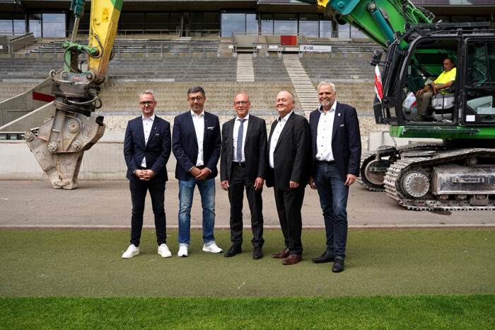 Erster Baggerbiss leitet Umbau der Mercedes-Benz-Arena ein