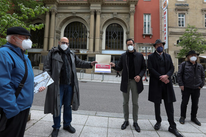 „Rettet das Metropol“: Unterschriften an Stadt übergeben