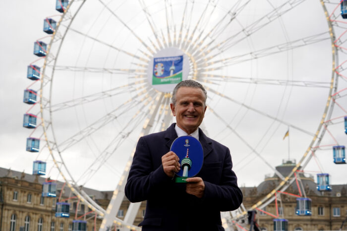 OB Nopper enthüllt Stuttgarter Logo der EM 2024 auf dem Riesenrad