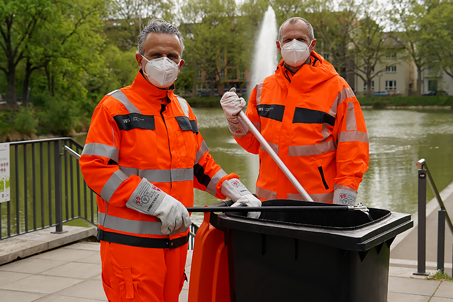 Müllmann für einen Vormittag: OB Frank Nopper hilft bei der  Abfallwirtschaft Stuttgart 