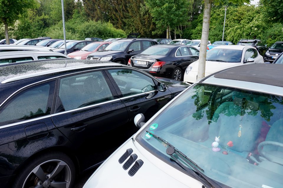 Bürgermeister Pätzold überlegt Wohnheime über Parkplätze der Universität Stuttgart zu bauen. (Foto: STUGGI.TV/Nöbauer)
