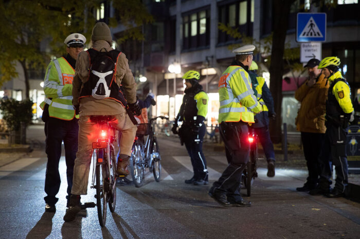 Vor Ort-Aktion: Bürgermeister und Polizei sensibilisieren Radfahrer wegen Beleuchtung