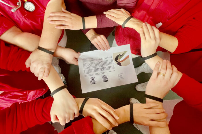 Protestaktion: Schwarze Armbinde als Zeichen gegen die Gewalt im Iran