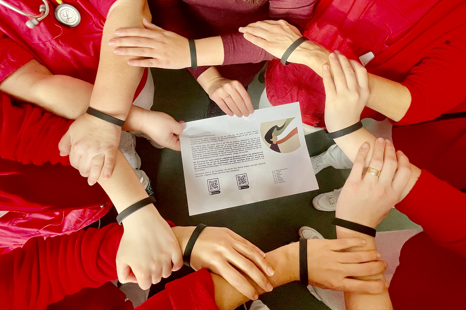 Protestaktion Schwarze Armbinde als Zeichen gegen die Gewalt im Iran