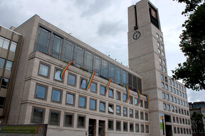 "Gegen jede Form der Diskriminierung": Stadt hisst eigene Regenbogenfahnen