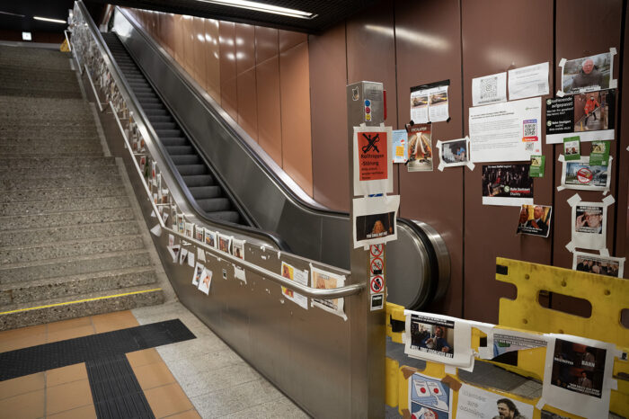 Memes als Protest gegen defekte Rolltreppe