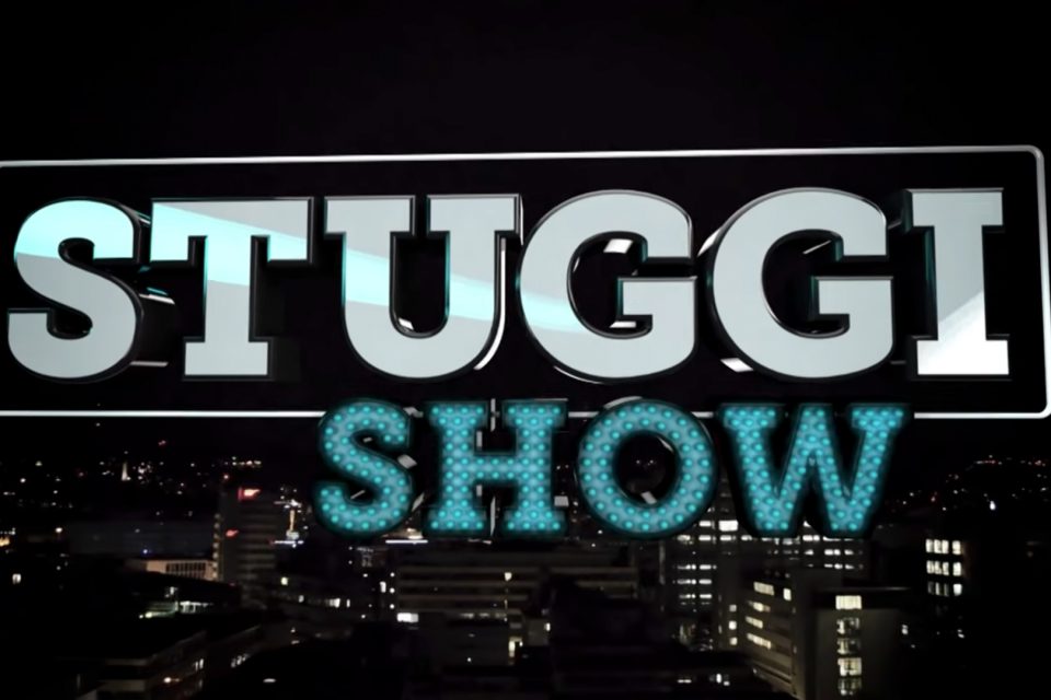 Logo der STUGGI Show über Stuttgart bei Nacht