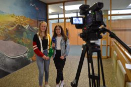 Greta und Reyhan vom Christoph Schrempf Gymnasium Besigheim machen Ihre ersten Erfahrungen vor der Kamera. Foto: STUGGI.TV