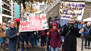 Diese Schülern fordern auf einer Demo in Stuttgart: Die Neugestaltung der Schule. (Foto: STUGGI.TV/Schönberger)