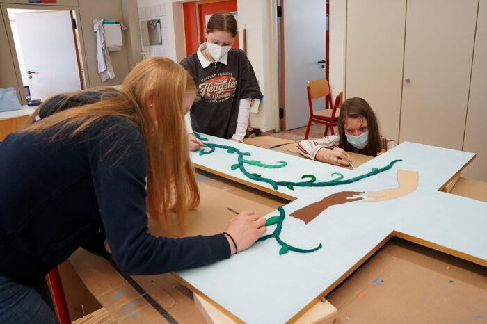 Klare Botschaft am St. Agnes: Schülerinnen gestalten Kreuz für Vielfalt