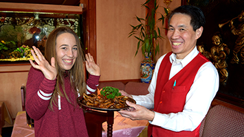 In der ersten Folge von "Sirkas Welt" muss Sirka Baublys Hühnerfüße verspeisen. Wird ihr die Mutprobe gelingen? (Foto: STUGGI.TV)