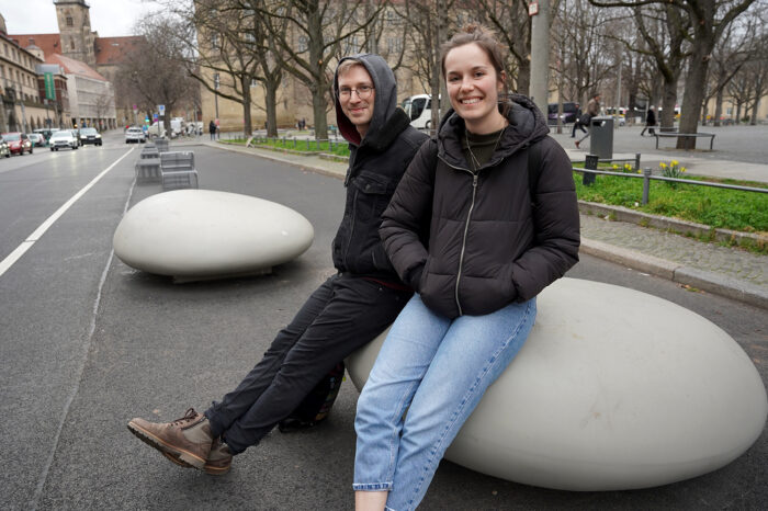 Umfrage: Wie kommen die neuen Sitzkiesel am Karlsplatz an?