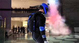 Das neue Angebot: Skydiving im Mercedes-Benz-Museum (Foto: Mercedes-Benz Museum)