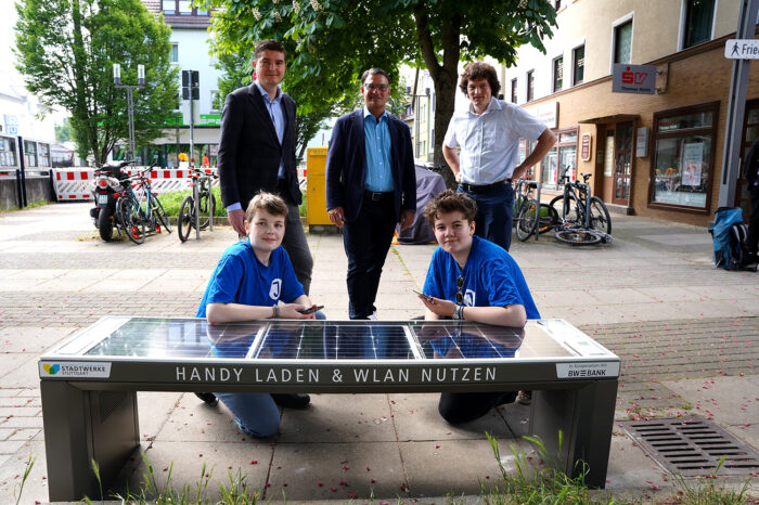 Obere Neckarvororte: Jugendrat weiht zwei neue "Smart Benches" ein