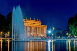 Die Stuttgarter Staatsoper bei Nacht (Foto: Adobe Stock)