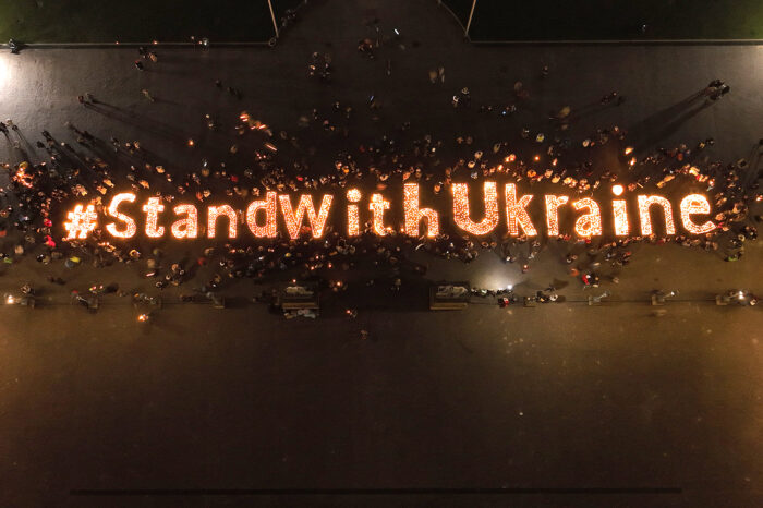 Stiller Protest auf dem Schlossplatz: Tausend Menschen setzen Lichterbotschaft für die Ukraine