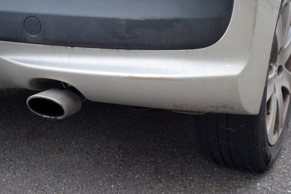 Auspuff von Auto. Foto: STUGGI.TV