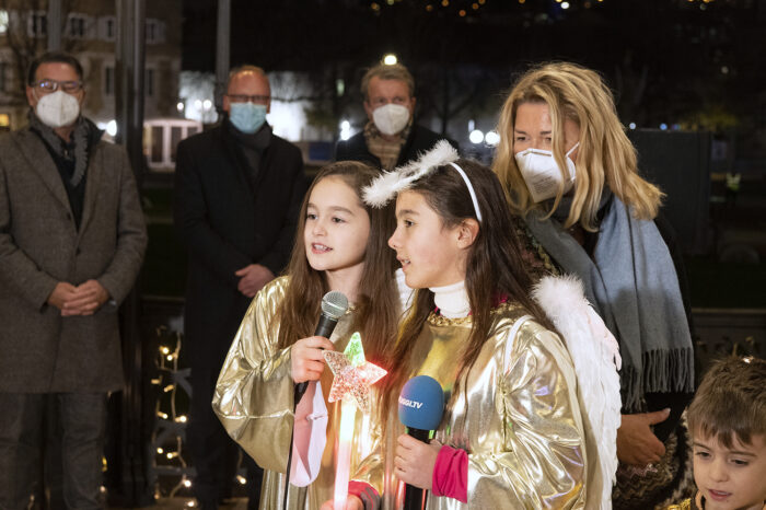 Stuttgarter Christkind eröffnet Glanzlichter-Show auf dem Schlossplatz