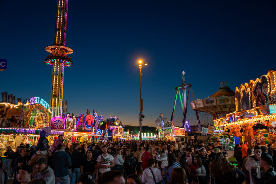 Wasen-Zwischenbilanz: Über 2 Millionen feiern - trotz Regen und Platzsperrung