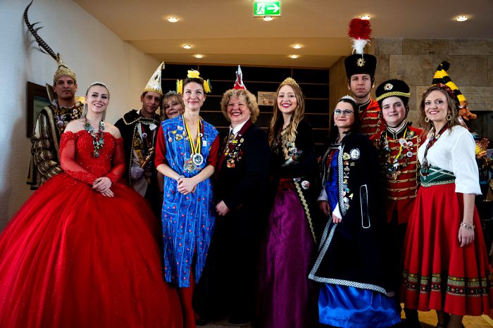 Auch ohne Kuhn! Bürgermeisterin Sußmann feiert fetzige Faschings-Premiere im Rathaus