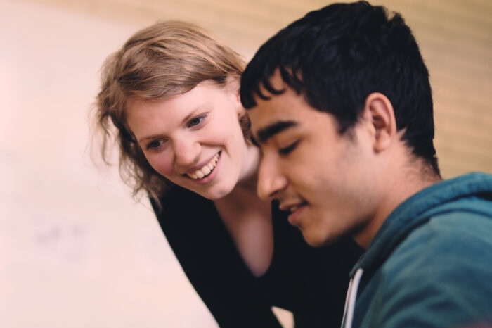 Hochschul-Absolventen unterstützen benachteiligte Schüler