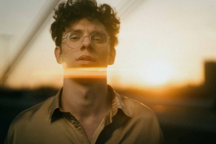 Vom Fallen und Wiederaufstehen: Singer-Songwriter Tim Kamrad im Interview