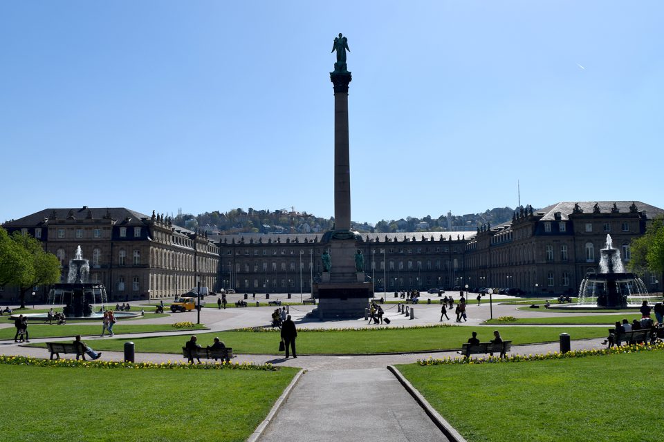 Am Schlossplatz fotografieren sich Touristen in Stuttgart gerne gegenseitig. (Foto: STUGGI.TV/Nöbauer)