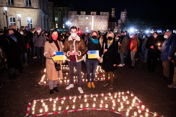 Fotogalerie zu #StandWithUkraine: So lief die stille Demo auf dem Schlossplatz