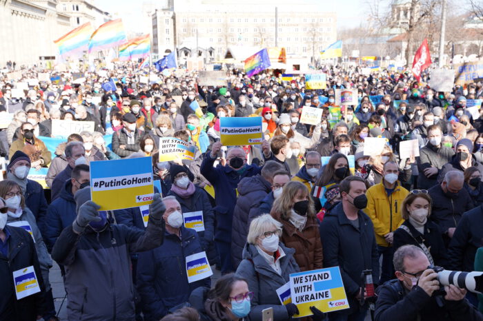 Solidarität mit der Ukraine: Tausende bei Demo auf dem Schlossplatz
