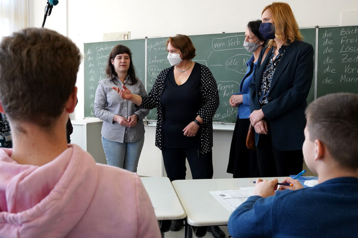 Ukrainische Schüler in der Ameisenbergschule: Klasse bekommt Besuch von Ministerin