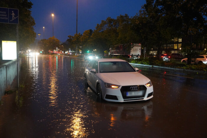 Umgestürzte Bäume und umherfliegende Äste waren eine Gefahr für Fußgänger und Autofahrer.
